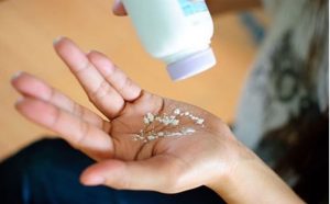 Rắc phấn rôm vào lòng bàn tay