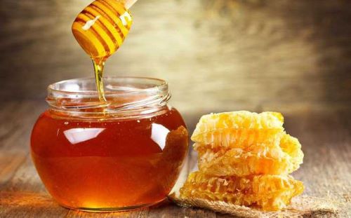 Mật ong là một nguyên liệu quan trọng trong nhiều bài thuốc giúp bồi bổ sức khỏe