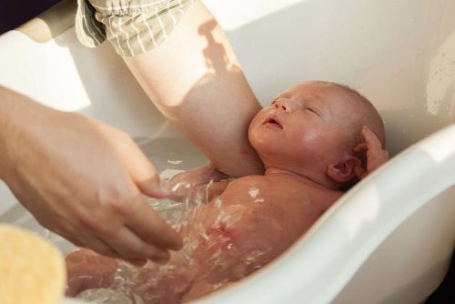 Cần chọn thời điểm thích hợp để tắm cho bé