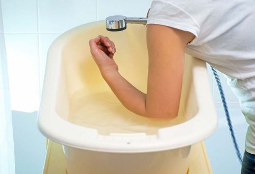 Kiểm tra nhiệt độ nước tắm cho trẻ bằng khuỷu tay
