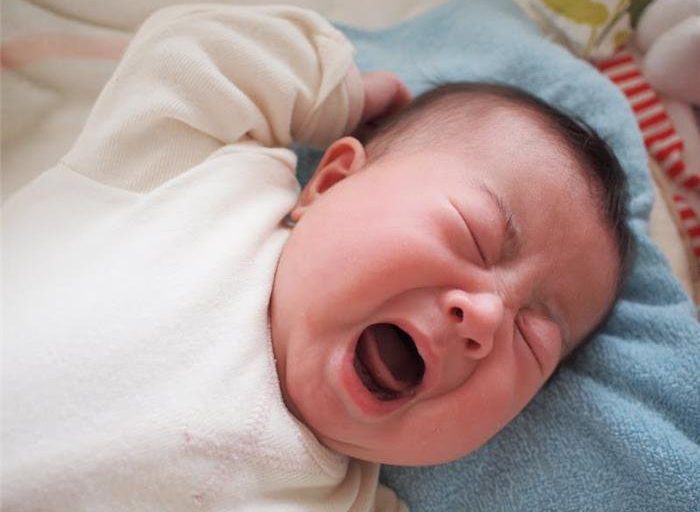 Trẻ sơ sinh hay gồng mình đỏ mặt có nguy hiểm gì?