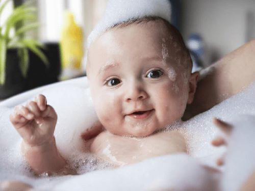 Việc tắm cho trẻ sơ sinh là rất cần thiết