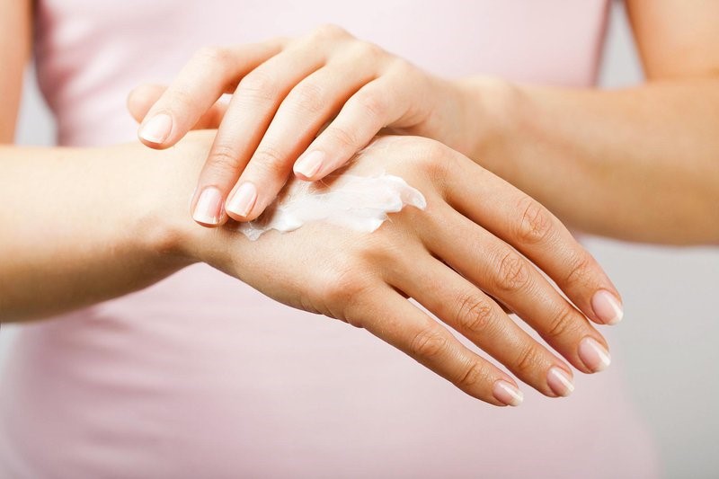 Sử dụng các sản phẩm dưỡng ẩm có tác dụng ngăn ngừa tình trạng bị lột da tay